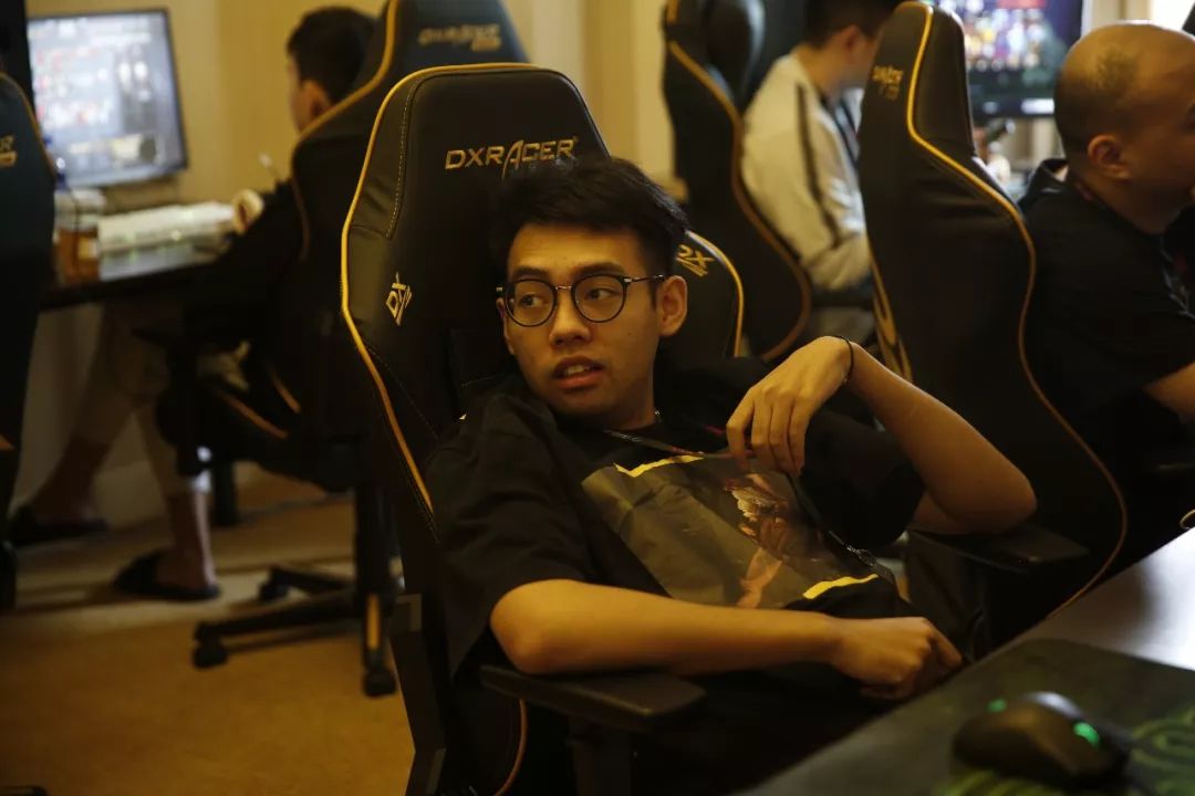 解说雨童分析季后赛形势：OMG赢下IG将晋级 WEvsLNG谁赢谁进季后赛